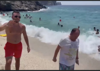 Në plazh me bukë me vete? Gazetari tregon destinacionin: Këtu “Mihali” sillet si ëngjëll me pushuesit