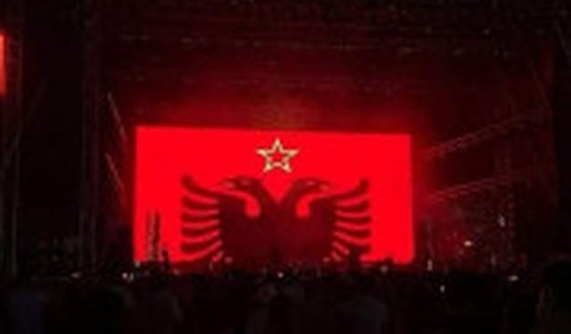 Grupi “Asgjë sikur dielli”: Sqarim për yllin komunist mbi flamurin kombëtar në “Sunny Hill”