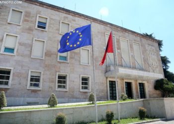 Me vendim qeverie/ Flamuri i BE përkrah atij shqiptar në të gjitha institucionet publike