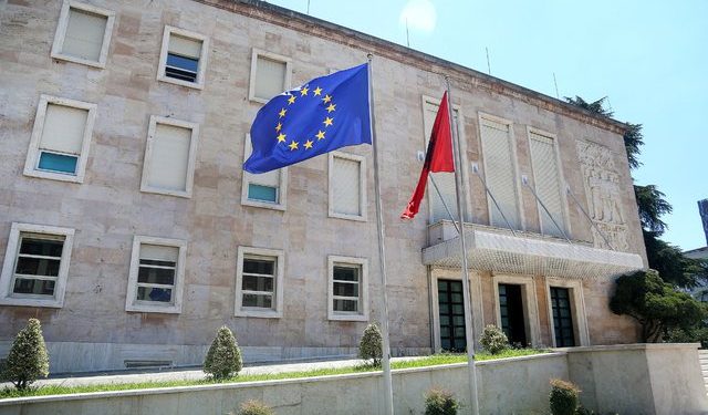 Me vendim qeverie/ Flamuri i BE përkrah atij shqiptar në të gjitha institucionet publike