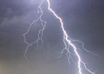 Rrufeja shkrumbon banesën, shpëtojnë 20 mijë eurot që ishin brenda saj