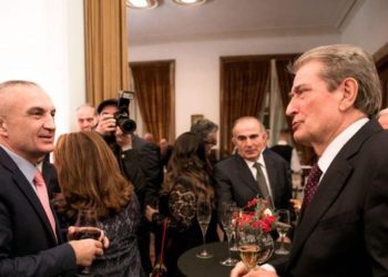 Çfarë po e mban Berishën e Metën në Tiranë në mes të vapës së gushtit?