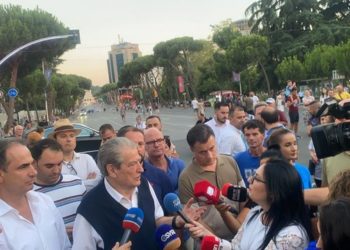 “Pse nuk e shkarkuat Bashën për 21 Janarin?”, Berisha zihet ngusht nga pyetja e gazetares:  Ajo ishte tjetër gjë, donin të më merrnin pushtetin