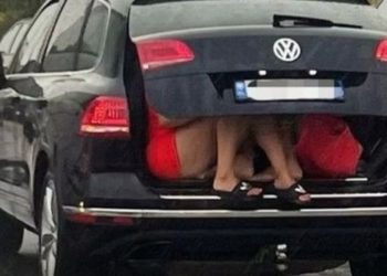 Pamjet virale në rrjet, dy vajza në bagazhin e fuoristradës në Dhërmi