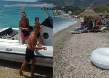 Ulërima dhe akuza, pushuesit në Himarë përplasen me ish-shefin e Komisariatit që i mori jetën fëmijës 5 vjeç (VIDEO)