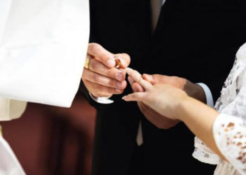 Dhëndri “surprizon” nusen ditën e martesës, shfaq videon e saj duke e tradhëtuar me kunatin