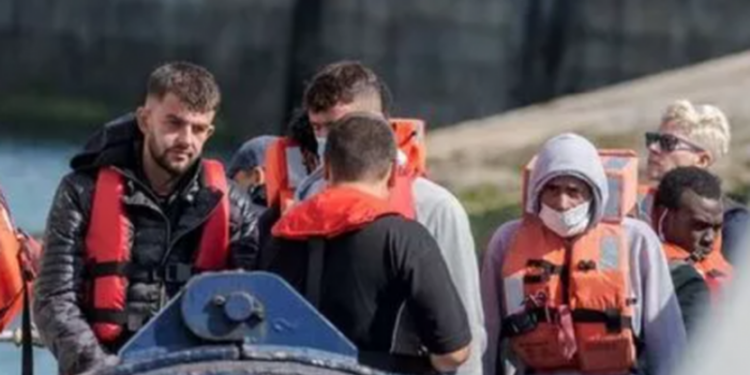 “Udhëtim 100% i sigurt në Angli ”, ja si trafikantët shqiptarë ‘bëjnë namin’ në TikTok dhe joshin të rinjtë