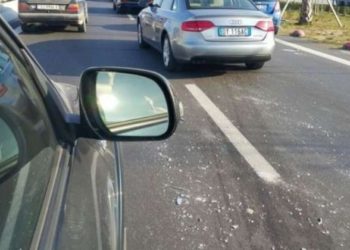 Aksident në rrugën Kardhiq-Sarandë, makina del nga rruga