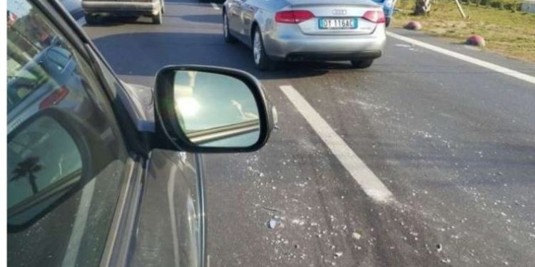 Aksident në rrugën Kardhiq-Sarandë, makina del nga rruga