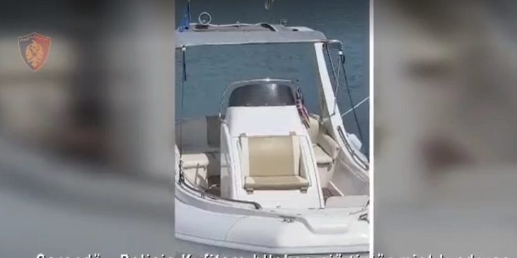 Emigranti bën të “fortin” në Sarandë, refuzon t’i kontrollohet dokumentacioni i gomones, gjobitet me 50 mijë lekë dhe i bllokohet mjeti