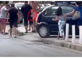 Shfaqet një Mihal tjetër në Sarandë, pronari i restorantit kanos me thikë klientët sepse u ankuan për çmimet e larta (VIDEO)
