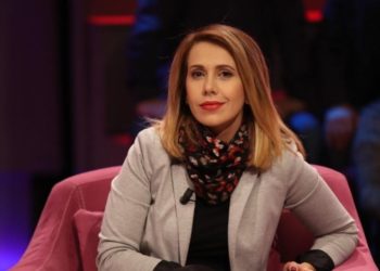 Gazetarja shqiptare me pushime në Greqi: Shezlongët falas, uji falas. Shërbimi s’kam ç’tju them. Tani më thoni pse kjo nuk ndodh tek ne?