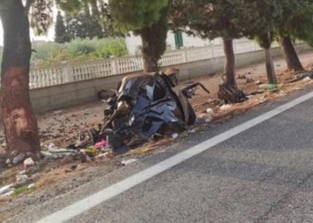 E rëndë në Greqi, një vajzë dhe një djalë humbasin jetën pasi makina përplaset me pemën