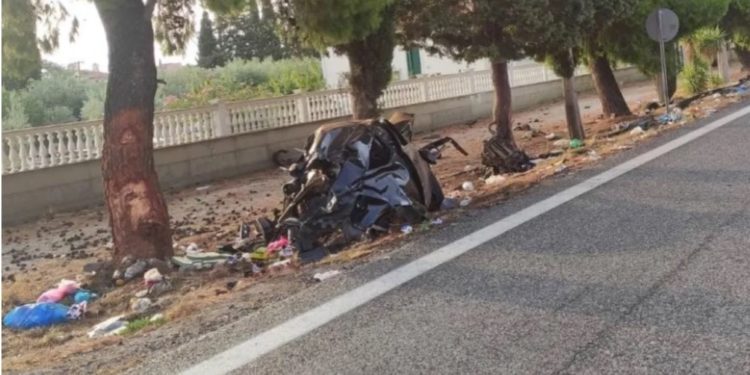 E rëndë në Greqi, një vajzë dhe një djalë humbasin jetën pasi makina përplaset me pemën