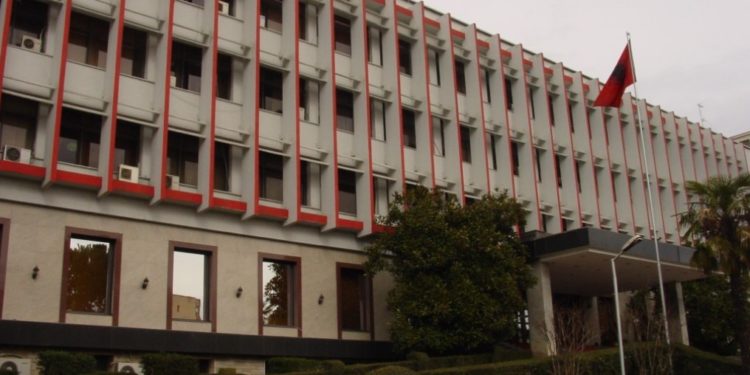 Ministria e Jashtme i përgjigjet ambasadës ruse për “spiunët”: Nuk japim informacion pa kërkesën e të arrestuarve