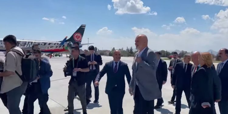 Rama mbërrin në Turqi, takim me Erdogan