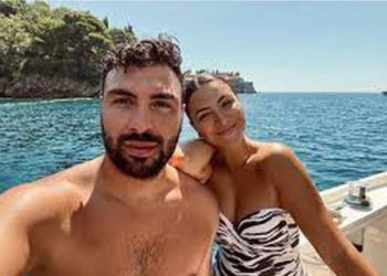 “Ta ha zemrën”, reperi shqiptar ‘tradhëton’ gruan, flirton hapur me fansen në koncert: S’jam i martuar