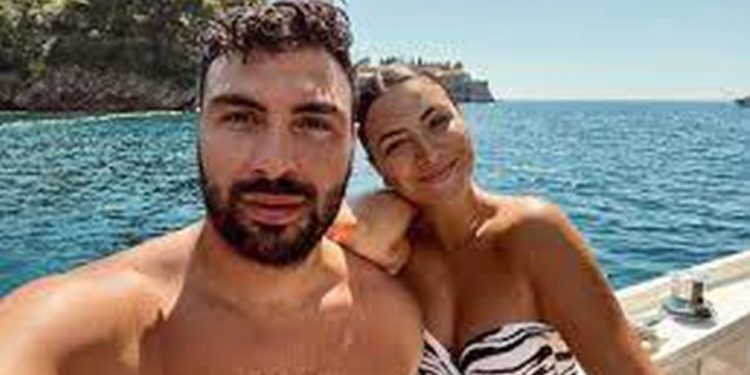 “Ta ha zemrën”, reperi shqiptar ‘tradhëton’ gruan, flirton hapur me fansen në koncert: S’jam i martuar