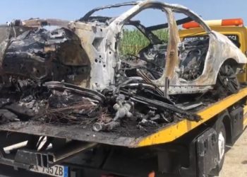 Gjendet në rrugën Levan-Tepelenë makina e djegur, dyshohet se i përket autorëve të atentatit mafioz në Vlorë (VIDEO)