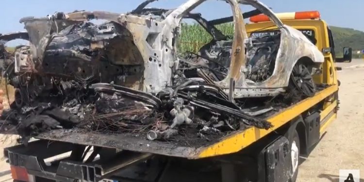 Gjendet në rrugën Levan-Tepelenë makina e djegur, dyshohet se i përket autorëve të atentatit mafioz në Vlorë (VIDEO)