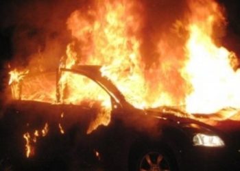 Sherr me pronarin e hotelit ku punonte në Ksamil, punonjësja i djeg makinën në garazh