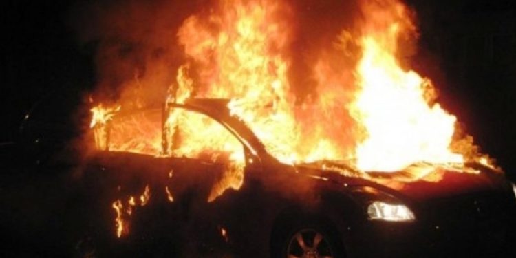 Sherr me pronarin e hotelit ku punonte në Ksamil, punonjësja i djeg makinën në garazh