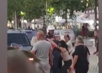 Tension në Lungomaren e Vlorës, vajza godet policët pasi i arrestojnë të dashurin (VIDEO)