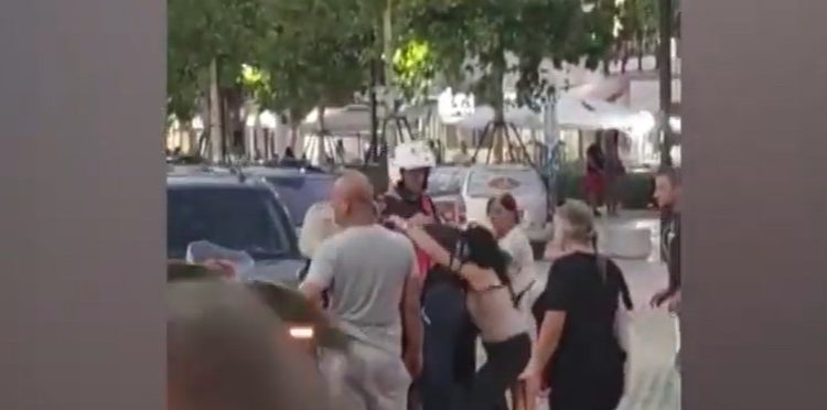 Tension në Lungomaren e Vlorës, vajza godet policët pasi i arrestojnë të dashurin (VIDEO)