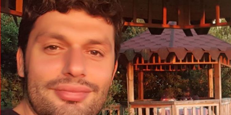 E rëndë/ Gazetari shqiptar ndërron jetë në moshë të re