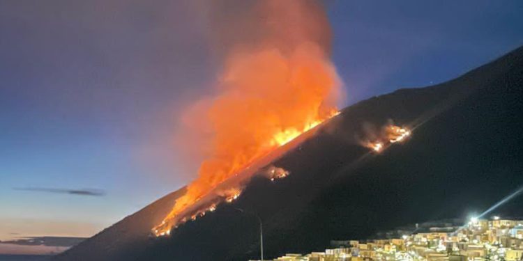Vetëtima ndezi zjarr, shihni ç’po ndodh në Llogara (VIDEO)