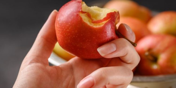 Pse duhet të hani një mollë gjithmonë para gjumit