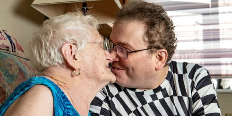 Çifti me 40 vjet diferencë në moshë feston 17-vjetorin e martesës (FOTO)