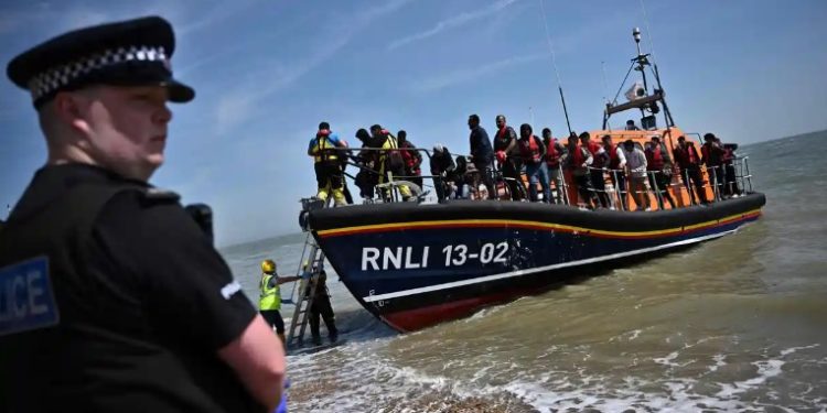 Histeria e mediave britanike me shqiptarët/ Studiuesi: Mashtrime të mallkuara! Nisi me një artikull në “Daily Mail” dhe vazhdon me propagandën e Priti Patel