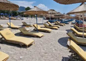 Kulmi i sezonit, plazhi i Drimadhes i boshatisur nga çmimet e larta. Flet turisti italian: Një shishe uji e bleva 300 lekë (VIDEO)