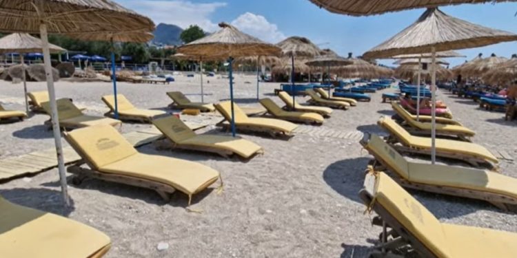 Kulmi i sezonit, plazhi i Drimadhes i boshatisur nga çmimet e larta. Flet turisti italian: Një shishe uji e bleva 300 lekë (VIDEO)