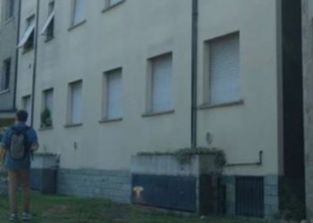 Ngjarje e rëndë/ Dy vjeçari bie nga kati i tretë, në spital përfundon edhe gjyshi