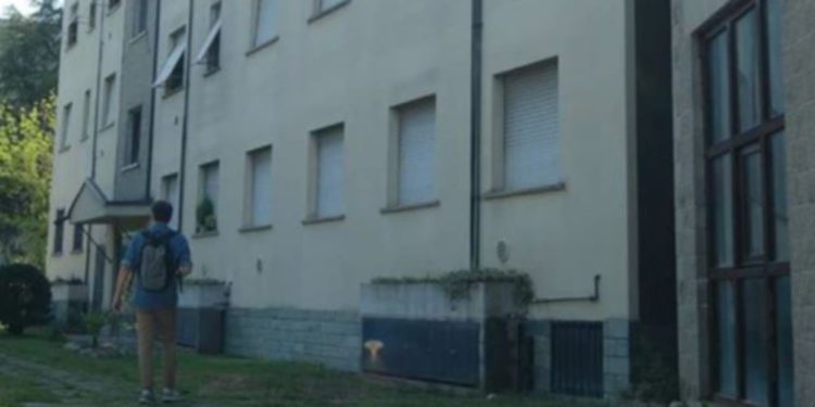 Ngjarje e rëndë/ Dy vjeçari bie nga kati i tretë, në spital përfundon edhe gjyshi