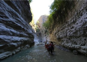 Moti i keq në Përmet, bllokohen 6 turistë në kanionin e Langaricës