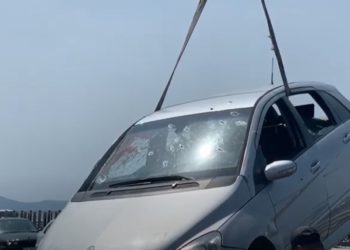 Atentati në Vlorë, shihni makinën e bërë shosh nga plumbat (VIDEO)