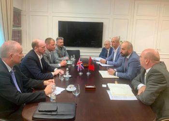 Shqiptarët me gomone në Angli, ambasadori britanik takon Gledis Nanon: Të vendosur t’i ndalojmë