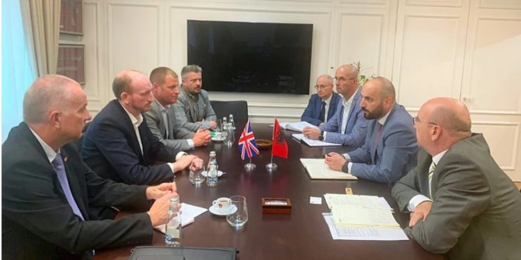 Shqiptarët me gomone në Angli, ambasadori britanik takon Gledis Nanon: Të vendosur t’i ndalojmë
