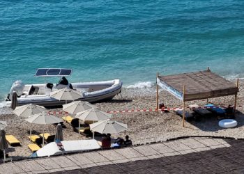 Gazetarja që pa gjithçka në Himarë: Askush nuk guxonte të hynte në det të nxirrte trupin e vajzës, kurajo pati vetëm një turist holandez. Nëna vijon ende të jetë te skena e krimit