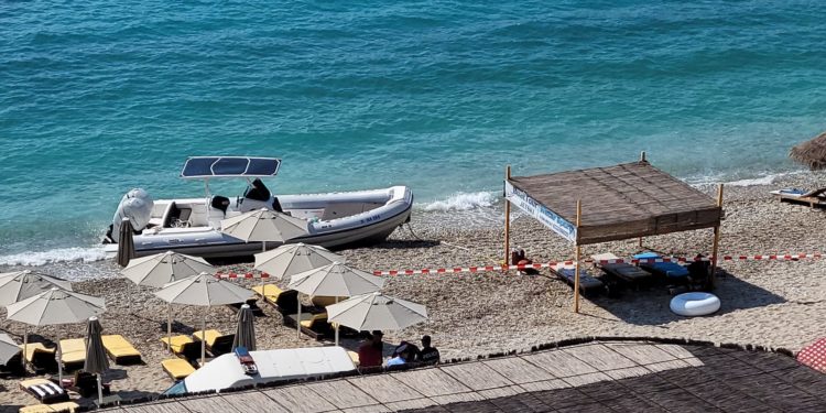 Gazetarja që pa gjithçka në Himarë: Askush nuk guxonte të hynte në det të nxirrte trupin e vajzës, kurajo pati vetëm një turist holandez. Nëna vijon ende të jetë te skena e krimit