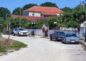 Çmenduri në Greqi, nënkryetari i bashkisë tërheq zvarrë me makinë një gomar (VIDEO)