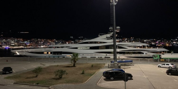 Mbërrin në Sarandë jahti luksoz i biznesmenit britanik, do të furnizohet me naftë pa taksa