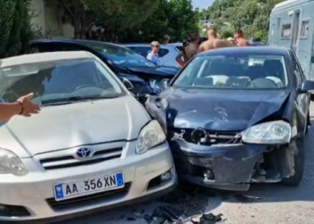 Aksident i frikshëm në Radhimë, përplasen 5 makina (VIDEO)