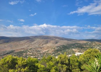 Konispoli i mbathur me heshtje dhe i veshur me histori baladash