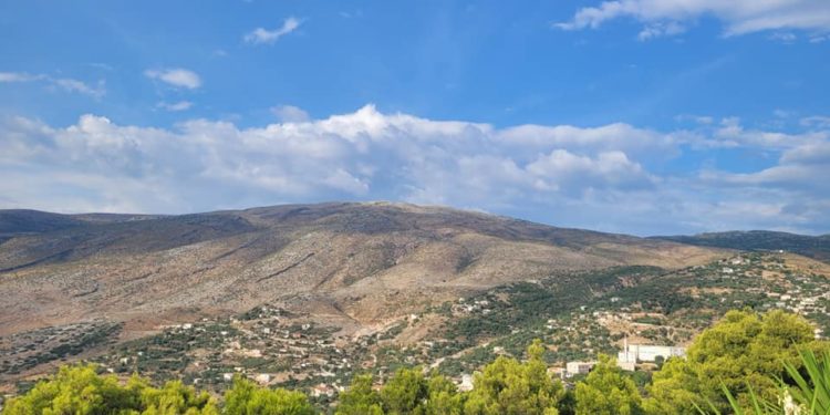 Konispoli i mbathur me heshtje dhe i veshur me histori baladash