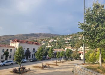 Konispoli i mbathur me heshtje dhe i veshur me histori baladash