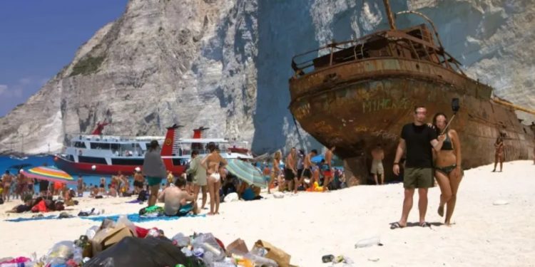 Ana tjetër e Zakynthos, plazh mes mbeturinave tek anija e mbytur
